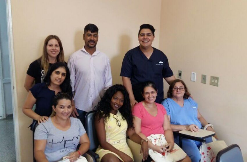  Enfermeiros da Associação Hospitalar Sagrado Coração de Jesus conversam com o SEESP
