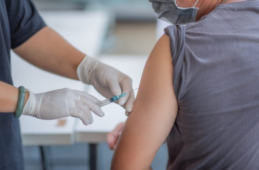  Vacinas são insuficientes para metade dos profissionais da saúde
